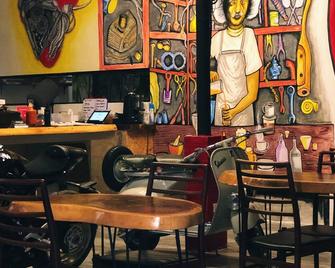 Cafe Moto Hostel - Puerto Princesa - Ravintola