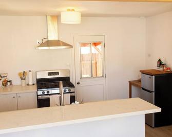 Coastal Bungalow Retreat, Prime Ventura Living! - Ventura - Kitchen