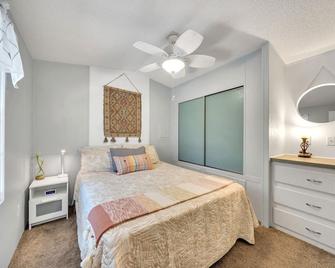 Beautifully Remodeled Lake Placid - Access To Pool, Clubhouse & Tennis Courts! 1 Bedroom Home by RedAwning - Lake Placid - Bedroom