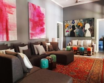 Ruby Rose - Riebeek-Kasteel - Лоббі