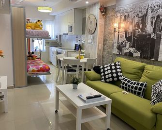 Badarosa House10min To Barcelona City&nearto Beach - Badalona - Obývací pokoj