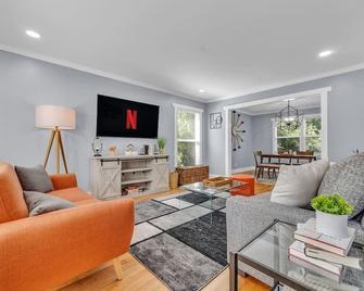 New! Modern Luxury W/ Pool Table 3br/5bd Sleeps 10 - Decatur - Living room