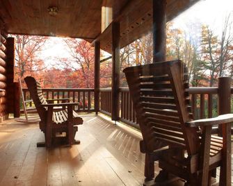 Secluded lodge on top of a mountain / 235 acres / 9 hole golf course / Sleeps 60 - Lock Haven - Balcón