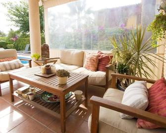 Villa Reus: Port Aventura, Golf & Costa Dorada - Reus - Patio