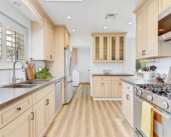 LUX Millions pool resort chill vibe to Universal - 環球市 - 廚房