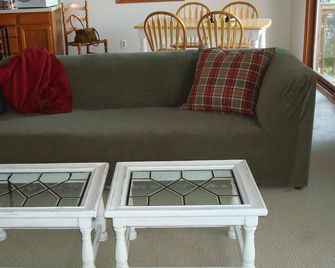 Cottage in Crystal Lake - Hart - Living room