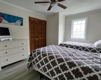 Modernized, open style, waterfront lakehouse! Sleeps up to 10! Great swimming! - Salisbury - Habitación