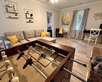 Pet Friendly Cozy & Comfy 3 BR House w Large Yard & Deck - Mechanicsville - Living room
