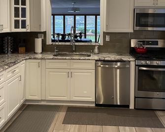 Large Lake House Property Your Family And Friends Will Love Staying At! - Greenwood Lake - Kitchen