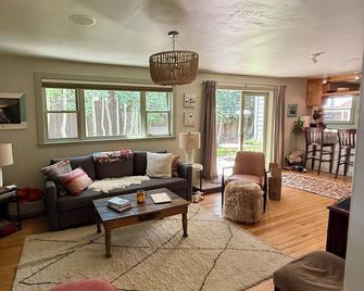 Newly Remodeled 1889 Historic Downtown Vacation Rental - Silverton - Sala de estar