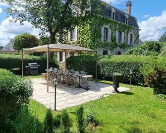 VILLA MURA gite luxe avec piscine et spa campagne et grand air nouvelle Aquitaine Corrèze - Neuvic - Patio
