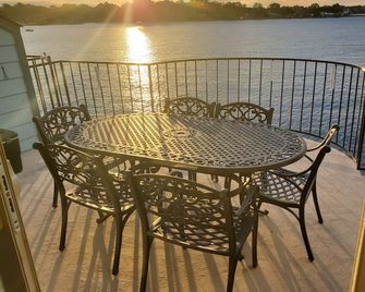 Cozy, Comfy Condo #251, 2 Bdr, Jet tub for 2, Family,Fishing or Romantic Getaway - Willis - Balcón