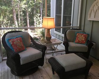 Beautiful forest home within walking distance to the maritime market and beach!! - Bald Head Island - Sala de estar