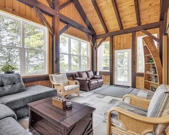 Round Lake Cottage - Killaloe - Sala de estar
