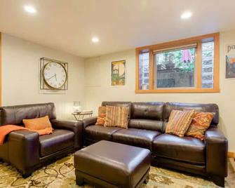 Private, New, 15 min to downtown near Reed college - Portland - Living room