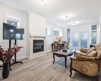 Explore Vancouver from Deluxe 2B/1B basement - Vancouver - Living room