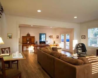 The Louis Street Cottage in charming Thunderbolt Georgia. - Thunderbolt - Living room