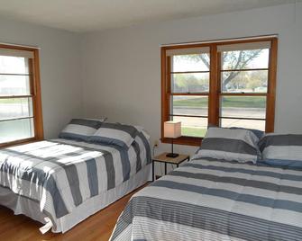 1950's Retro Ranch. Conveniently located off Highway 281 - Grand Island - Bedroom