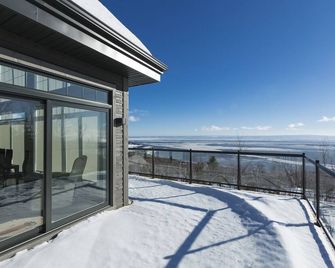 Prestigious 5 Bedroom Vacation Home Offering Stunning Views Of St-Lawrence River - Saint-Joseph-de-la-Rive - Balcony