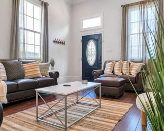 Modern home w pool & arcade near French Quarter - New Orleans - Living room