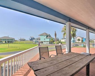 Deck & Grill: Walkable Crystal Beach House! - Crystal Beach - Balcony