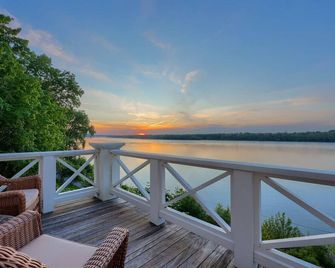 The Boat House- Water Views, Sunsets, soaker jacuzzi - York - Balcony
