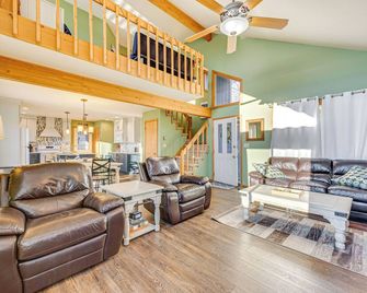 Lakefront Cabin Kayaks, Paddle Boards and Fishing - Pocono Pines - Sala de estar