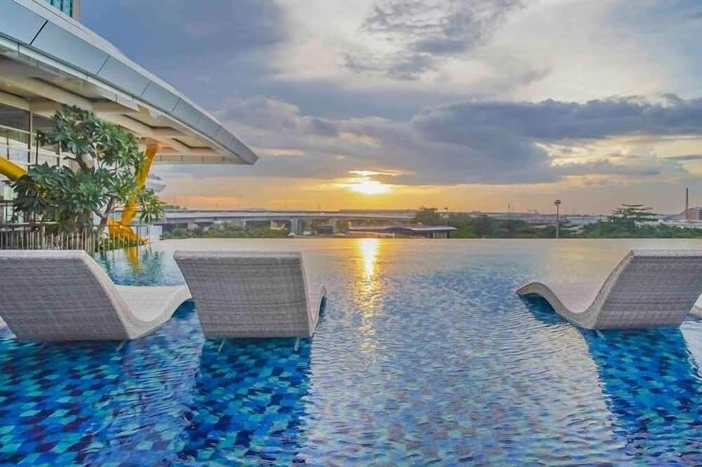 Nuanza Hotel & Convention Cikarang - Cikarang - Pool