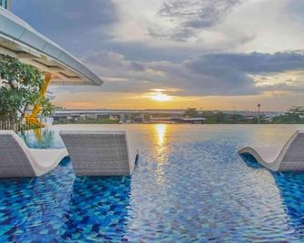 Nuanza Hotel & Convention Cikarang - Cikarang - Zwembad