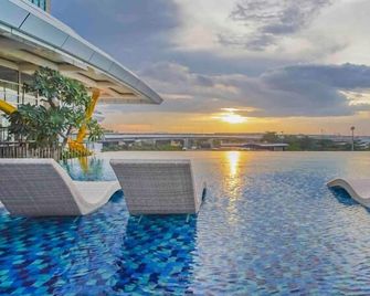 Nuanza Hotel & Convention Cikarang - Cikarang - Pool