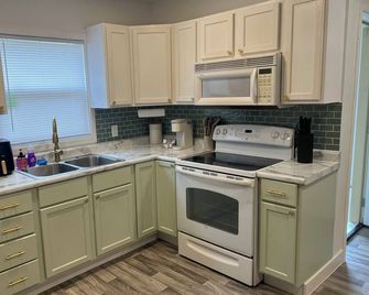 Beautiful apt, serene design in Bay City-Perfect for a getaway,close to downtown - Bay City - Kjøkken