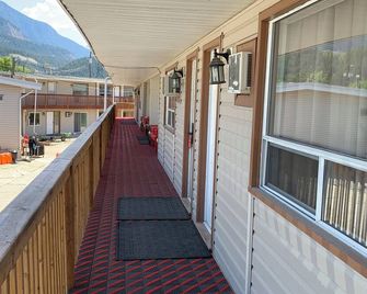 Rondo Motel - Golden - Balcony