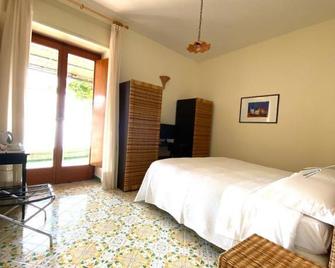 Da Salvatore B&B - ראבלו - חדר שינה