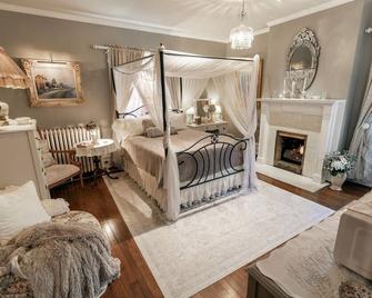 South Broadway Manor - Scottdale - Bedroom
