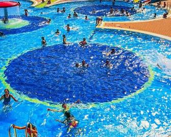 بيلا إيطاليا آند إيفا فيلدج - ليغنانو سابيادورو - حوض السباحة