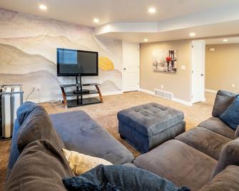 5BD Private Mountain View Home, Jacuzzi tub, Backyard - West Jordan - Living room