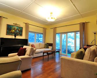 Clouds Holiday Bungalow - Haputale - Living room