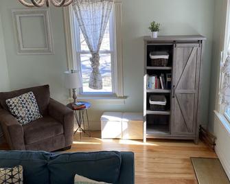 Family friendly in the peaceful heart of town - Winona - Living room