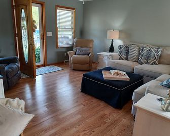 Quiet Country Home, Wineries, Blue Ridge Mtns, Views, Walkable Trails with Pond - Hamptonville - Sala de estar