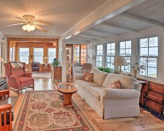 Lakefront Canandaigua Home with Grill, Fire Pit - Canandaigua - Living room