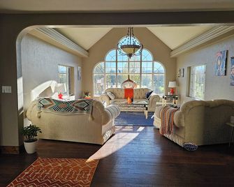 Spacious 5 Bedroom, family-friendly home on Stunning Golf Course In Butte, MT - Butte - Living room