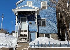 Built in 1866 this hillside home is close to everything! - Duluth - Edificio