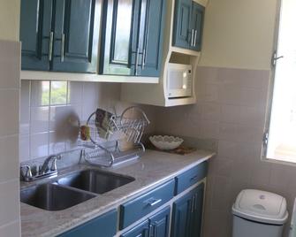 Lawerence Pool House 2 Bedroom With Pool - Montego Bay - Kitchen