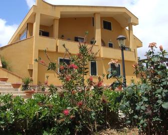 B & B S. Elia Room Yellow: Lovely Villa Surrounded In Historical Park Dubini - Caltanissetta - Edificio