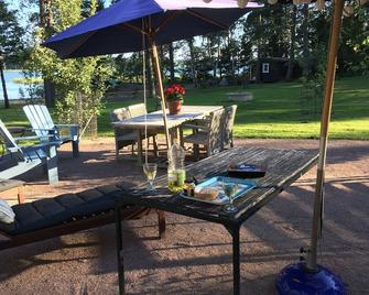 A cozy traditional seaside cottage for 2+child. Sauna, use of hot tub & row boat - Loviisa - Patio