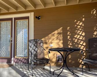 Convenient walkout Basment apartment - Centennial - Patio