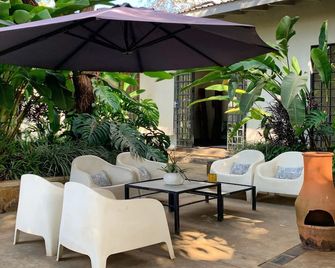 ميتينجو هاوس - ليلونغوي - شرفة مرصوفة