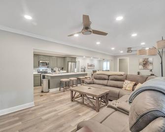 Charming Southern Retreat Near Historic Downtown 4 Bedroom Home - Clinton - Living room