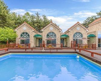 Serendipity Pension - Taean - Pool