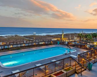 Hampton Inn & Suites by Hilton Carolina Beach Oceanfront - Carolina Beach - Piscina
